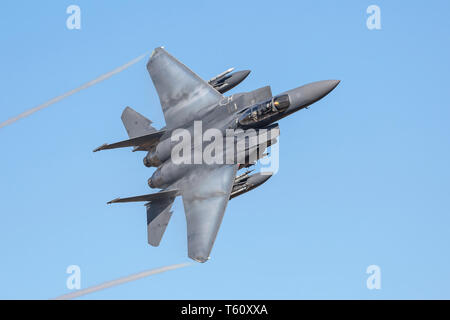 Spektakulär in der Nähe der USAF high speed F-15 Militärflugzeuge in Großbritannien. Flug, Crew im Cockpit sichtbar, mit klarem, blauem Himmel Hintergrund. Stockfoto