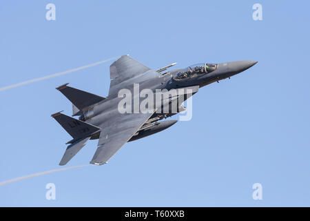 Spektakulär in der Nähe der USAF high speed F-15 Militärflugzeuge in Großbritannien. Flug, Crew im Cockpit sichtbar, mit klarem, blauem Himmel Hintergrund. Stockfoto