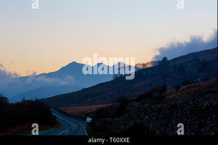 Malerische, Dämmerung Landschaft erfassen silhouetted Aussicht auf das spektakuläre Mount Snowdon mit umliegenden Berggipfel in Reichweite bei Dämmerung, North Wales, UK. Stockfoto