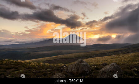 Sonnenaufgang über 'Mount Doom' im Tongariro National Park, Neuseeland Stockfoto