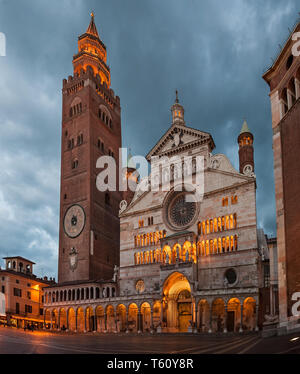 Cremona: veduta notturna di Piazza del Comune con Il Duomo, il Torrazzo e il Battistero. [ENG] Cremona: Nacht Blick auf die Piazza del Comune, mit der D Stockfoto