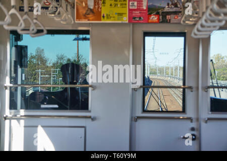 Ein Japaner zug Ingenieur treibt eine Tsukuba Express Zug hinunter die Schienen nach der Abfahrt aus Moriya Station in Ibaraki, Japan. Stockfoto