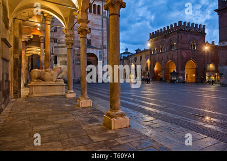 Cremona: veduta notturna di Piazza del Comune dal Portico Della Bertazzola, con, a destra La Loggia dei Militi. [ENG] Cremona: Nacht Aussicht auf die Piazza Stockfoto