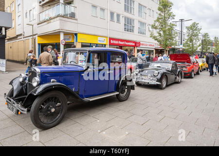 Farnborough Car Show, April 2019, klassische Fahrzeuge auf Anzeige im Zentrum der Stadt, Hampshire, Großbritannien Stockfoto