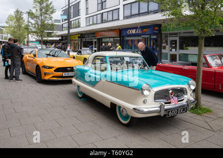 In den Farben Blau und Weiß 1958 Austin Nash Metropolitan Oldtimer zu einem Classic Motor Fahrzeug zeigen in Großbritannien Stockfoto