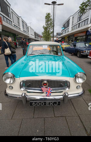 In den Farben Blau und Weiß 1958 Austin Nash Metropolitan Oldtimer zu einem Classic Motor Fahrzeug zeigen in Großbritannien Stockfoto