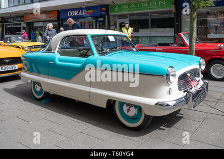 In den Farben Blau und Weiß 1958 Austin Nash Metropolitan Oldtimer zu einem Classic Motor Fahrzeug zeigen in Großbritannien Stockfoto