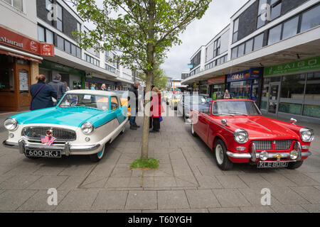 Farnborough Car Show, April 2019, klassische Fahrzeuge auf Anzeige im Zentrum der Stadt, Hampshire, Großbritannien Stockfoto