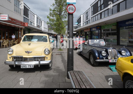 Farnborough Car Show, April 2019, klassische Fahrzeuge auf Anzeige im Zentrum der Stadt, Hampshire, Großbritannien Stockfoto