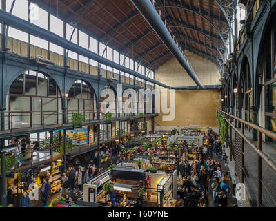 April 2019 - Mechelen, Belgien: Das kürzlich eröffnete Smaakmarkt food Markt in der alten Vleeshalle im Zentrum von Mechelen Stockfoto