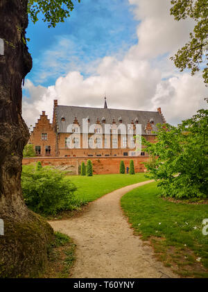 April 2019 - Mechelen, Belgien: Das kürzlich eröffnete Garten des erzbischöflichen Palast im Zentrum der Stadt, neben dem Royal Hersteller De Wit Stockfoto