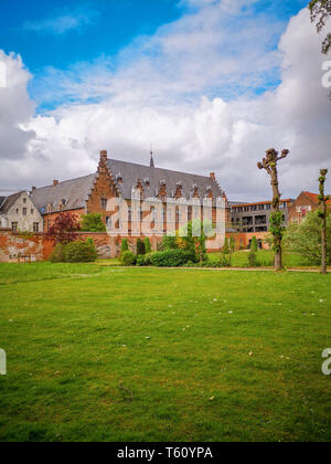 April 2019 - Mechelen, Belgien: Das kürzlich eröffnete Garten des erzbischöflichen Palast im Zentrum der Stadt, neben dem Royal Hersteller De Wit Stockfoto