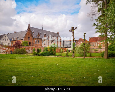 April 2019 - Mechelen, Belgien: Das kürzlich eröffnete Garten des erzbischöflichen Palast im Zentrum der Stadt, neben dem Royal Hersteller De Wit Stockfoto