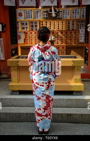 KYOTO, JAPAN - April 03, 2019: Japanische Mädchen im Kimono Kleid vor Jinja-Jishu Schrein an der berühmten buddhistischen Kiyomizu-dera Tempel in Kyoto, Japan Stockfoto