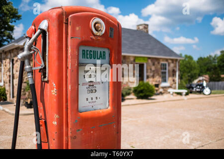 Classic Tankstelle clossed runter, jetzt als Shop und am Straßenrand Anziehung, auf US-Route 66 in Kuba, Missouri, USA, Stockfoto