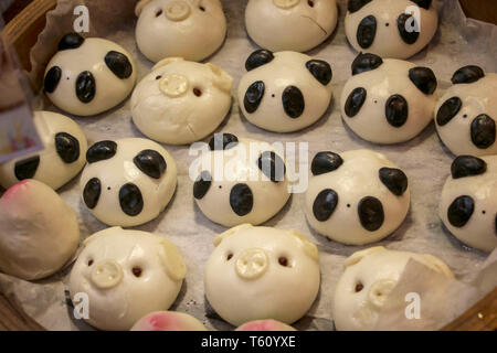 Chinesische gedämpfte Brötchen oder mantou in Form von Tieren - pandas und Schweine gemacht Stockfoto