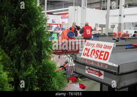 Check-out-Lanes an Costco Wholesale Lagerverkauf in Massachusetts, USA Stockfoto