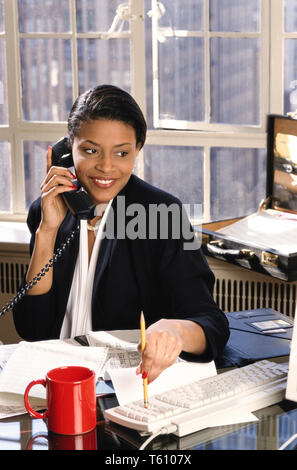 Afrikaner - Geschäftsfrau, die auf dem Telefon in Ihrem Büro, USA Stockfoto