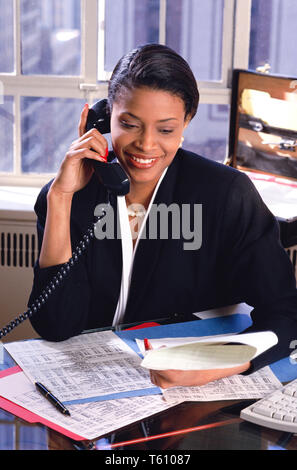 Afrikaner - Geschäftsfrau, die auf dem Telefon in Ihrem Büro, USA Stockfoto