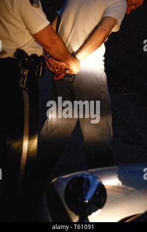 Polizisten verhaften und Handschellen ein Verdächtiger, USA Stockfoto