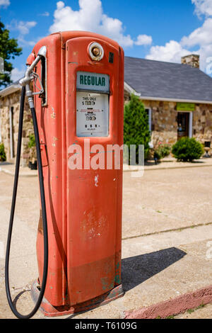 Classic Tankstelle clossed runter, jetzt als Shop und am Straßenrand Anziehung, auf US-Route 66 in Kuba, Missouri, USA, Stockfoto