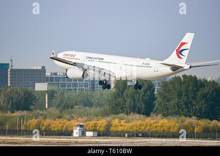 China Eastern Airbus 330 Landing in Peking Stockfoto