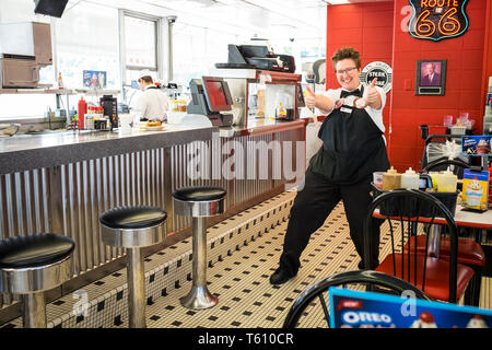 Glückliche Mitarbeiter an Takhomasak Steak n Shake in Springfield, Missouri, USA Stockfoto