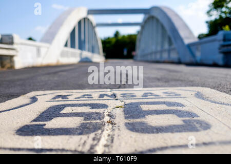 Kansas USA Route 66 Logo auf US-Kurve über die Regenbogen Brücke mit unscharfen Hintergrund in Kansas, USA Stockfoto