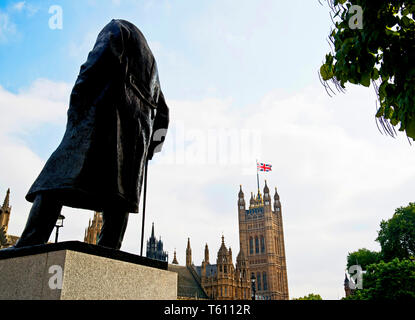 Denkmal von Winston Churchill gegenüber dem Parlament, Westminster, London, England Stockfoto