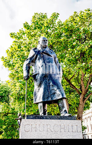 Denkmal von Winston Churchill gegenüber dem Parlament, Westminster, London, England Stockfoto