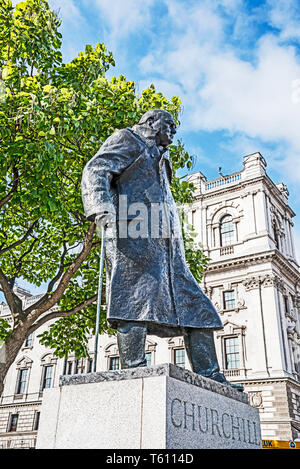 Denkmal von Winston Churchill gegenüber dem Parlament, Westminster, London, England Stockfoto