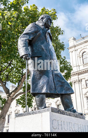 Denkmal von Winston Churchill gegenüber dem Parlament, Westminster, London, England Stockfoto