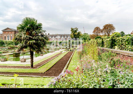 Garten von Kensington Palace mit dem Palast im Hintergrund Stockfoto