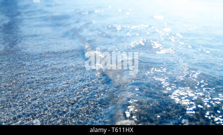 Schöne Makro Foto des fließenden ruhiges Meer Wellen an einem sonnigen Tag Stockfoto