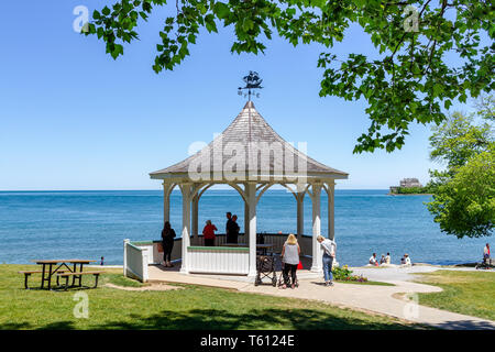 Niagara on the Lake, Ontario, Kanada, 14. Juni 2018: Die weißen Pavillon am Niagara River im Sommer, in der Queen's Royal Park, wo Touristen für Pause Stockfoto