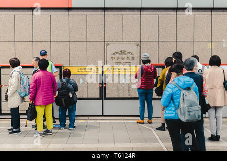 Masse der Leute warten auf die U-Bahn in Chiang Kai Shek Memorial Hall Station während der Rush Hour Stockfoto