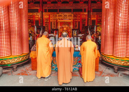 Mönch am heiligen Statuen an Longshan Tempel zu beten, einer der beliebtesten Tempel in Wanhua Bezirk Stockfoto