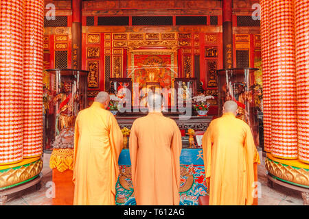 Mönch am heiligen Statuen an Longshan Tempel zu beten, einer der beliebtesten Tempel in Wanhua Bezirk Stockfoto