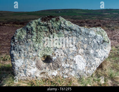 Durchlöcherte Stein, antiken Stätte, Truthwall gemeinsamen, in der Nähe von Tregeseal Steinkreis, St Just, Cornwall, Großbritannien Stockfoto