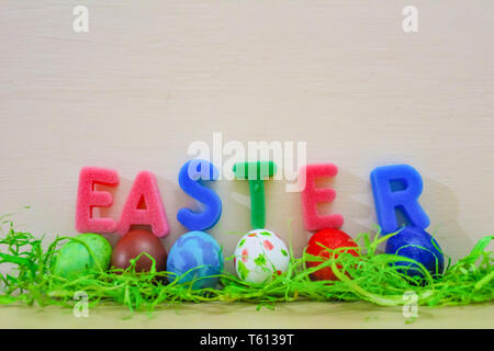 Ostereiersuche, Ostern Dekoration, bemalte Eier Stockfoto