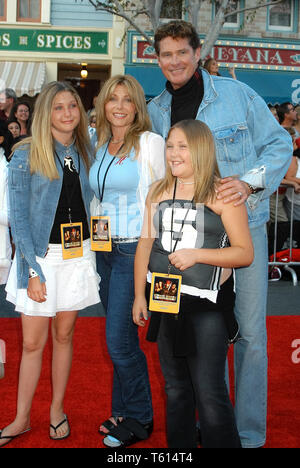 David Hasselhoff, Frau Pamela Bach, Töchter Taylor Ann und Hayley bei der Weltpremiere von "Piraten der Karibischen Meere: Der Fluch der Schwarzen Perle", gehalten im Disneyland, Anaheim, CA. Die Veranstaltung fand am Samstag, 28. Juni 2003. Foto von: SBM/PictureLux Datei Referenz # 33790 1483 SBMPLX Stockfoto