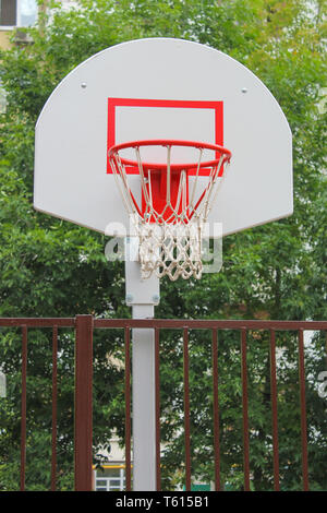 Basketball Korb auf Kinderspielplatz im Hof des Hauses Stockfoto