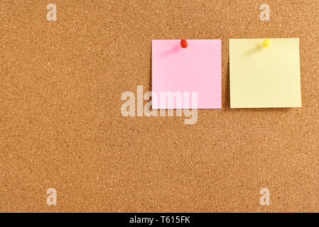 Cork board mit farbigem Papier leer Notizen, Nahaufnahme Stockfoto