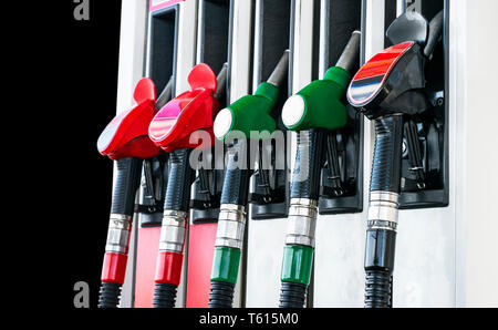 Benzin und Diesel Distributor an der Tankstelle. Gas Pumpe Düsen. Benzin füllen Gun close-up an der Tankstelle. Bunte Benzin pumpe Befüllung noz Stockfoto