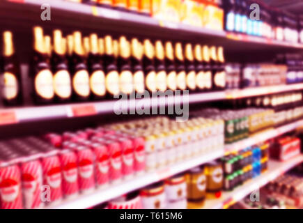 Abstrakte verschwommen Supermarkt store und Kühlschränke in Department Store. Interieur Shopping Mall defokussiertem Hintergrund. Für Lebensmittel. Bokeh Licht zurück Stockfoto