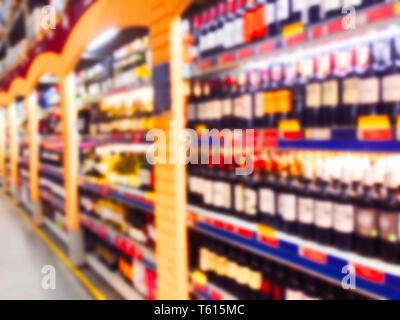 Abstrakte verschwommen Supermarkt store und Kühlschränke in Department Store. Interieur Shopping Mall defokussiertem Hintergrund. Für Lebensmittel. Bokeh Licht zurück Stockfoto