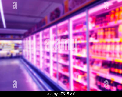 Abstrakte verschwommen Supermarkt store und Kühlschränke in Department Store. Interieur Shopping Mall defokussiertem Hintergrund. Für Lebensmittel. Bokeh Licht zurück Stockfoto