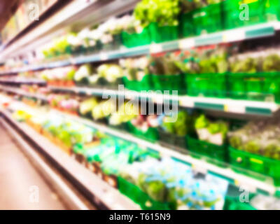 Fließend frisches Obst und Gemüse im Store. Zusammenfassung Hintergrund der Supermarkt. Lebensmittelmarkt verschwommenen Hintergrund. Früchte in Store-Racks. Int Stockfoto
