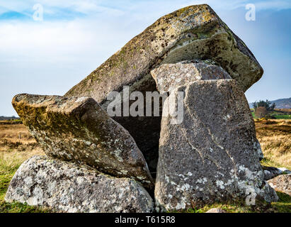 Die gebrochene Kilclooney Dolmen ist neolithischen Denkmal zurück zu 4000 dating bis 3000 v. Chr. von Ardara und Portnoo im County Donegal, Irland. Stockfoto