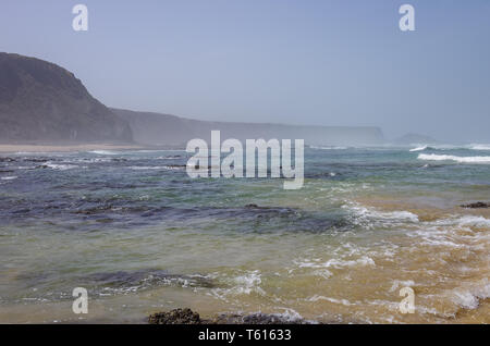 Klippen in Praia da Fateixa. Arrifana Atlantik Küste in der Algarve, im Süden Portugals. Stockfoto